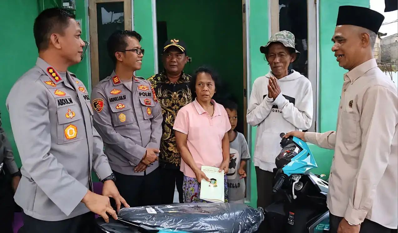 Suderajat pedagang es gabus saat menerima sepeda motor dari Kapolres Metro Depok Kombes Pol Abdul Waras. Foto: Ist