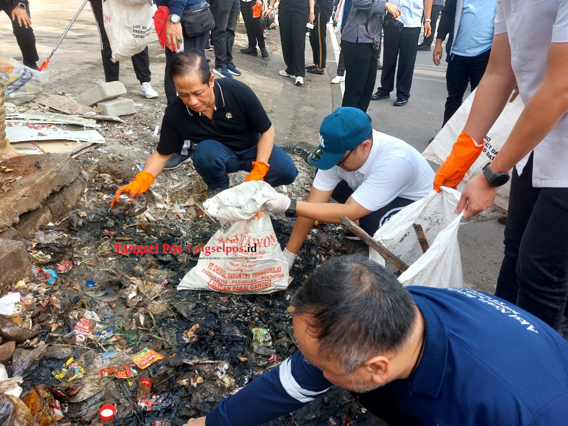 Menteri Lingkungan Hidup Hanif Faisol Nurofiq turun langsung memungut sampah saat kerja bakti bersama Pemkot Tangsel di sepanjang Jalan Raya Serpong, Serpong Utara, Rabu (4/2/2026). (tangselpos.id/rmn)