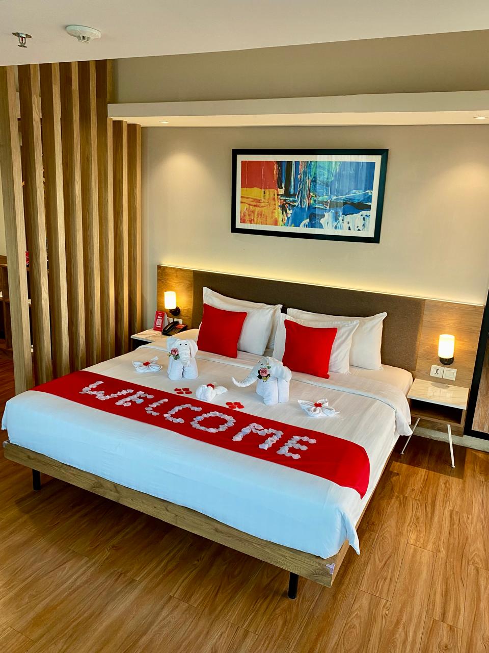 Suasana kamar yang nyaman dengan dekorasi spesial di Ramada by Wyndham Serpong. (Dok. Ramada)