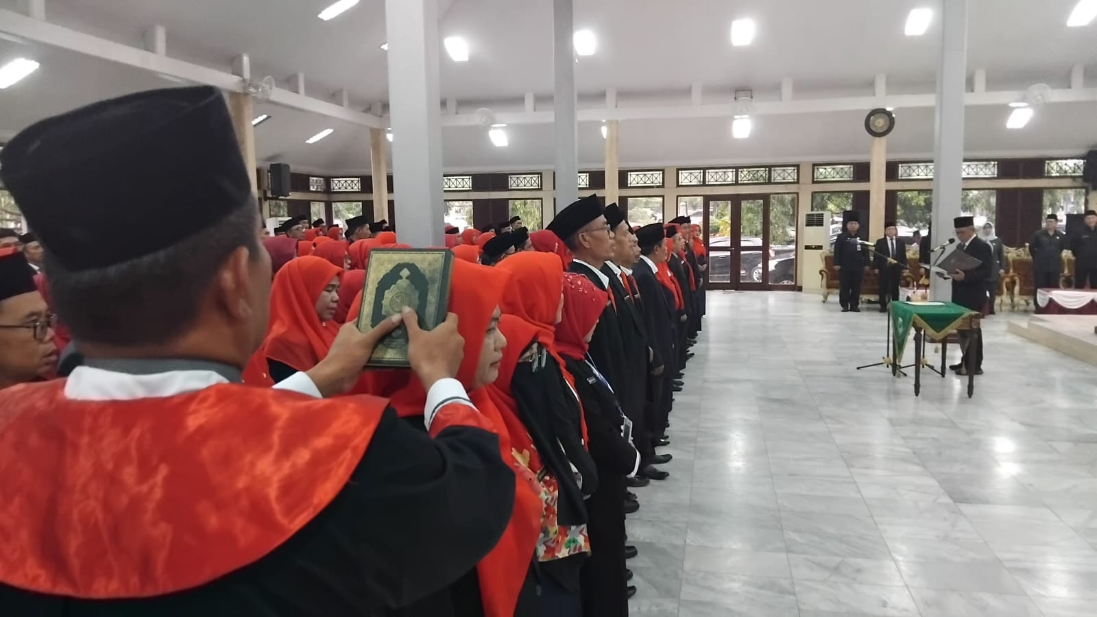 Sebanyak 180 pegawai yang terdiri dari Kepala SD, SMP dan Jabfung dilantik dan diambil sumpah jabatan di Pendopo Pandeglang, Jumat (27/2/2026).(Istimewa)