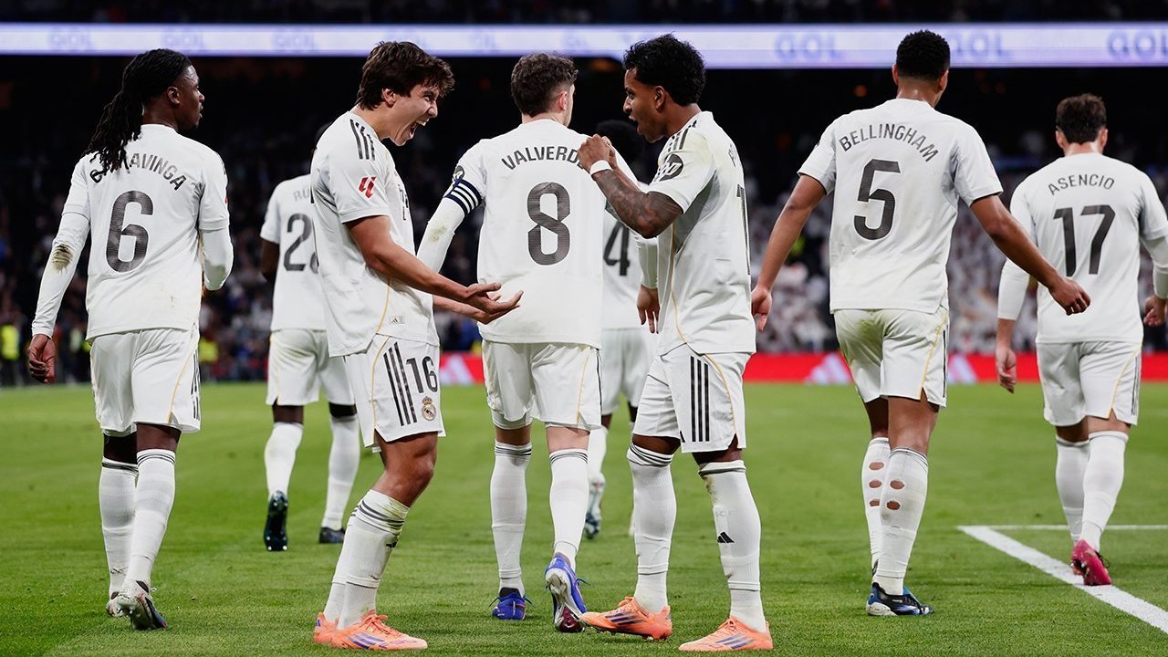 Selebrasi skuad Madrid usai pesta gol ke gawang Real Sociedad. Foto : Ist