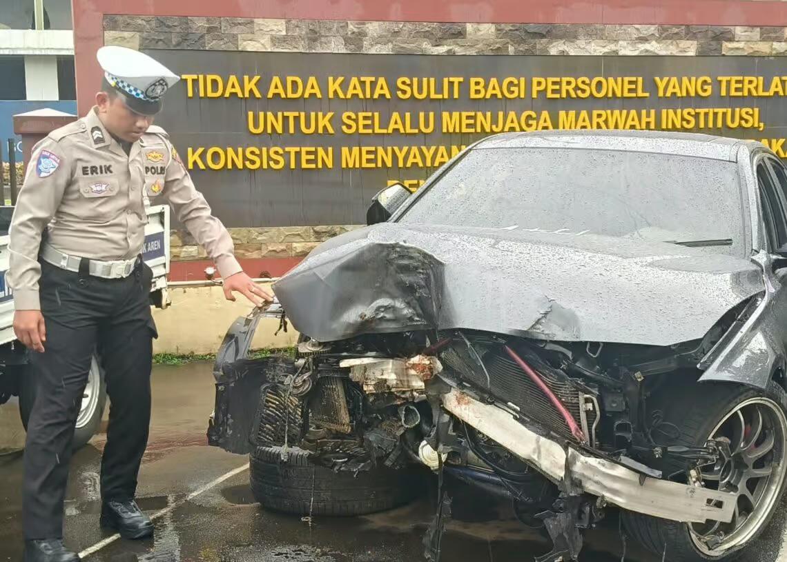 KECELAKAAN TUNGGAL. Mobil yang dikemudikan seorang remaja ringsek usai kecelakaan tunggal.