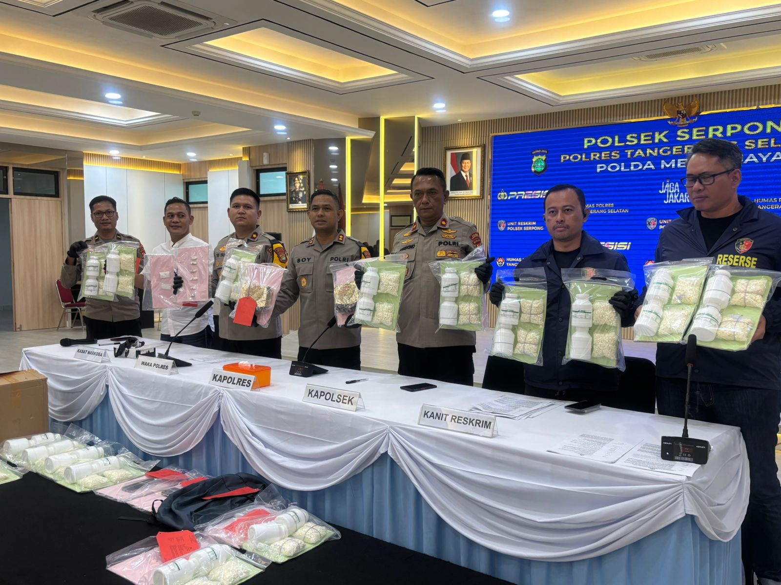 Polres Tangsel gelar jumpa pers ungkap kasus, (5/2). Kali ini polisi berhasil ungkap kasus narkoba.