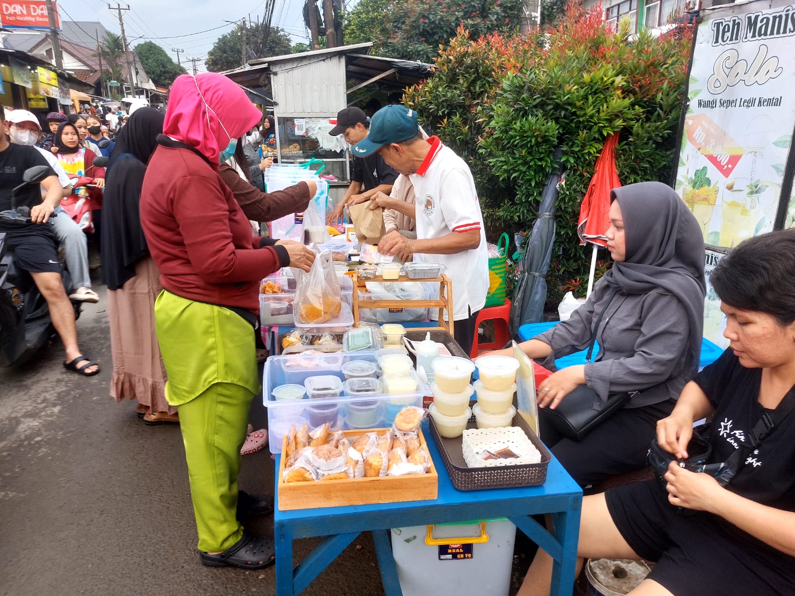 Riuh warga padati jalan untuk berburu berbagai hidangan takjil di Pamulang, Kamis (19/2). Foto ::Rahman/TP
