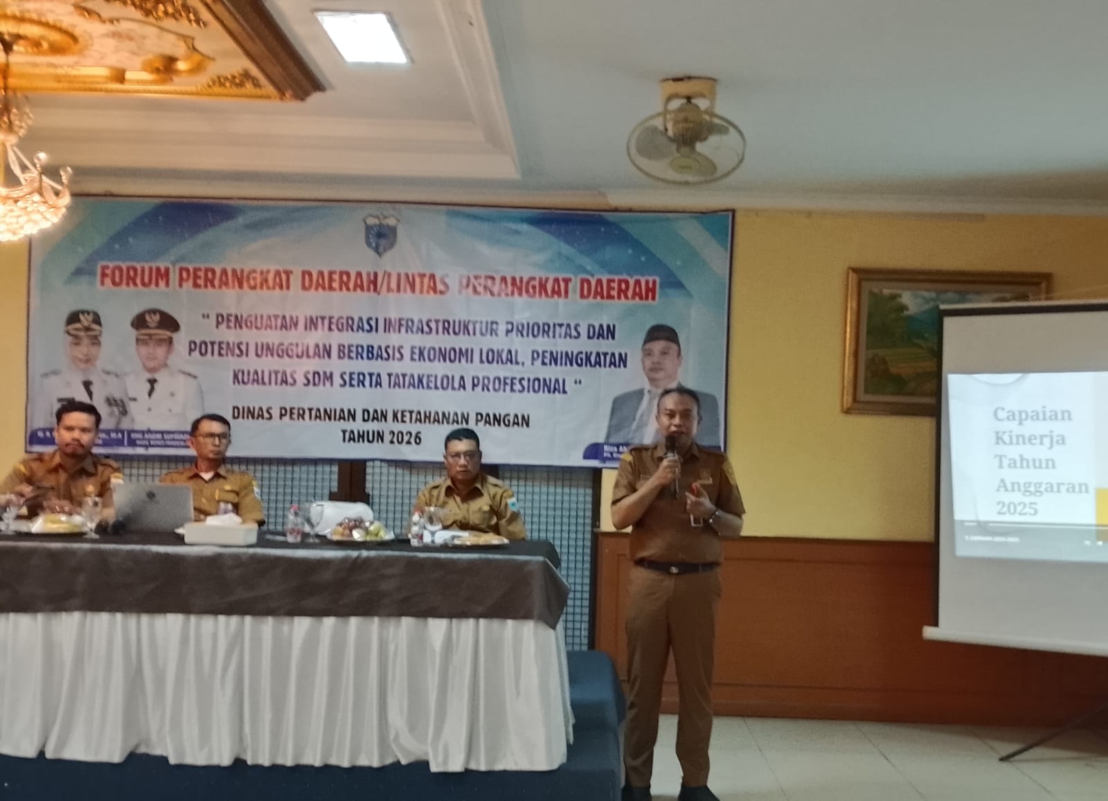 Plt. Kepala DPKP Pandeglang, Riza Ahmad Kurniawan, memaparkan arah kebijakan pembangunan sektor pertanian tahun 2027 dalam Forum OPD, Selasa (10/2/2026) (Istimewa)