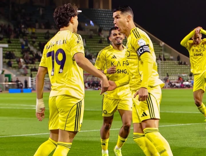 Selebrasi Ronaldo dan skuad Al Nassr usai menang 4-0 dari Al Hazm. Foto : Ist