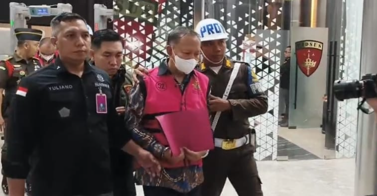 Salah satu tersangka kasus dugaan korupsi manipulasi ekspor crude palm oil. Foto : Ist