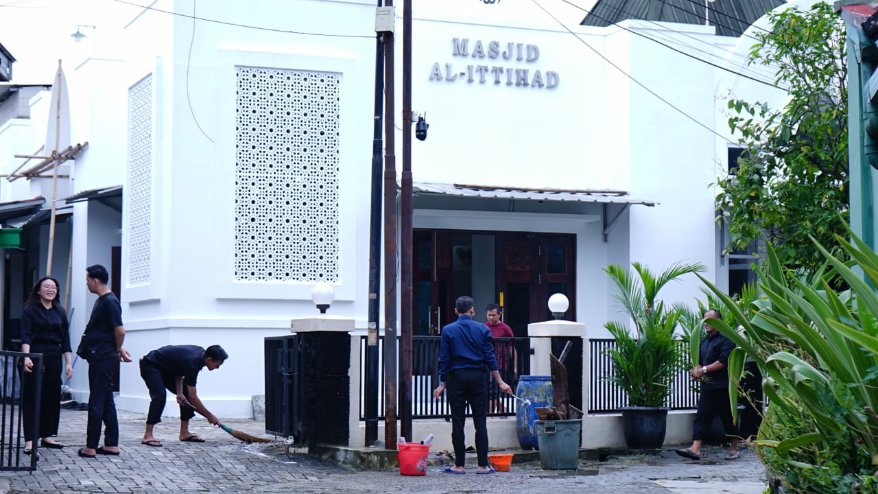 Karyawan ARYADUTA Lippo Village bersama pengurus Masjid Al Ittihad membersihkan area masjid di Bojong Nangka, Kabupaten Tangerang, Senin (9/2/2025). (Dok. ARYADUTA Lippo Village)