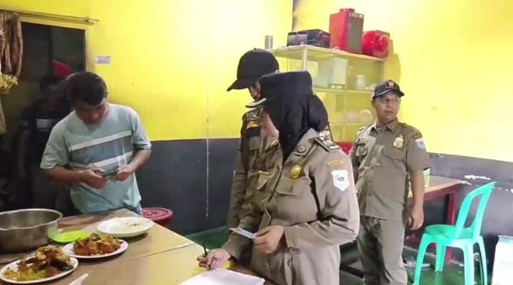 Satpol PP Pandeglang memberikan teguran kepada pemilik warung nasi yang kedapatan buka pada siang hari, Rabu (25/2).