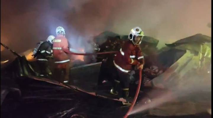 Kondisi kebakaran hebat menghanguskan sembilan lapak barang bekas di Jalan Raya Perancis, Kecamatan Benda, Kota Tangerang.