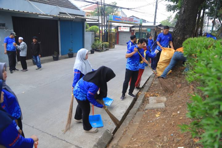 Pegawai Pemerintah Kota (Pemkot) Tangerang melakukan bersih-bersih Lingkungan Poris Pelawat, Kec. Cipondoh, Kota Tangerang, beberapa waktu yang lalu.