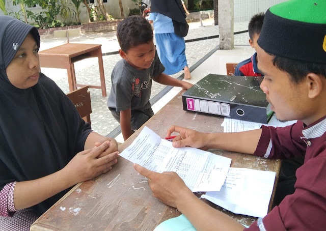 Warga menyalurkan zakatnya di Masjid. Foto : Ist