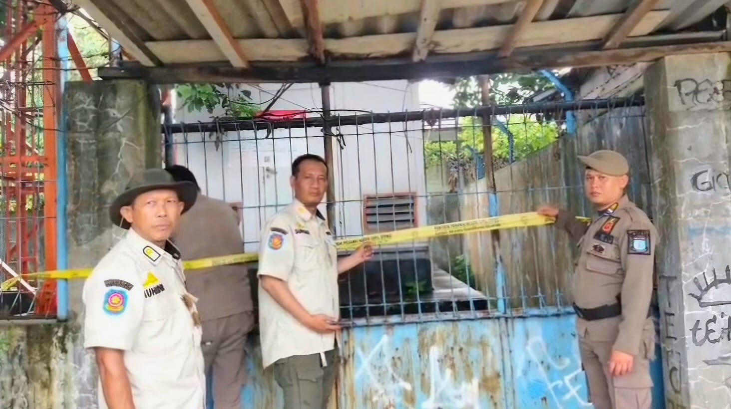 Belasan tower atau menara telekomunikasi yang berdiri tanpa izin. (Dok. Satpol PP Tangsel))