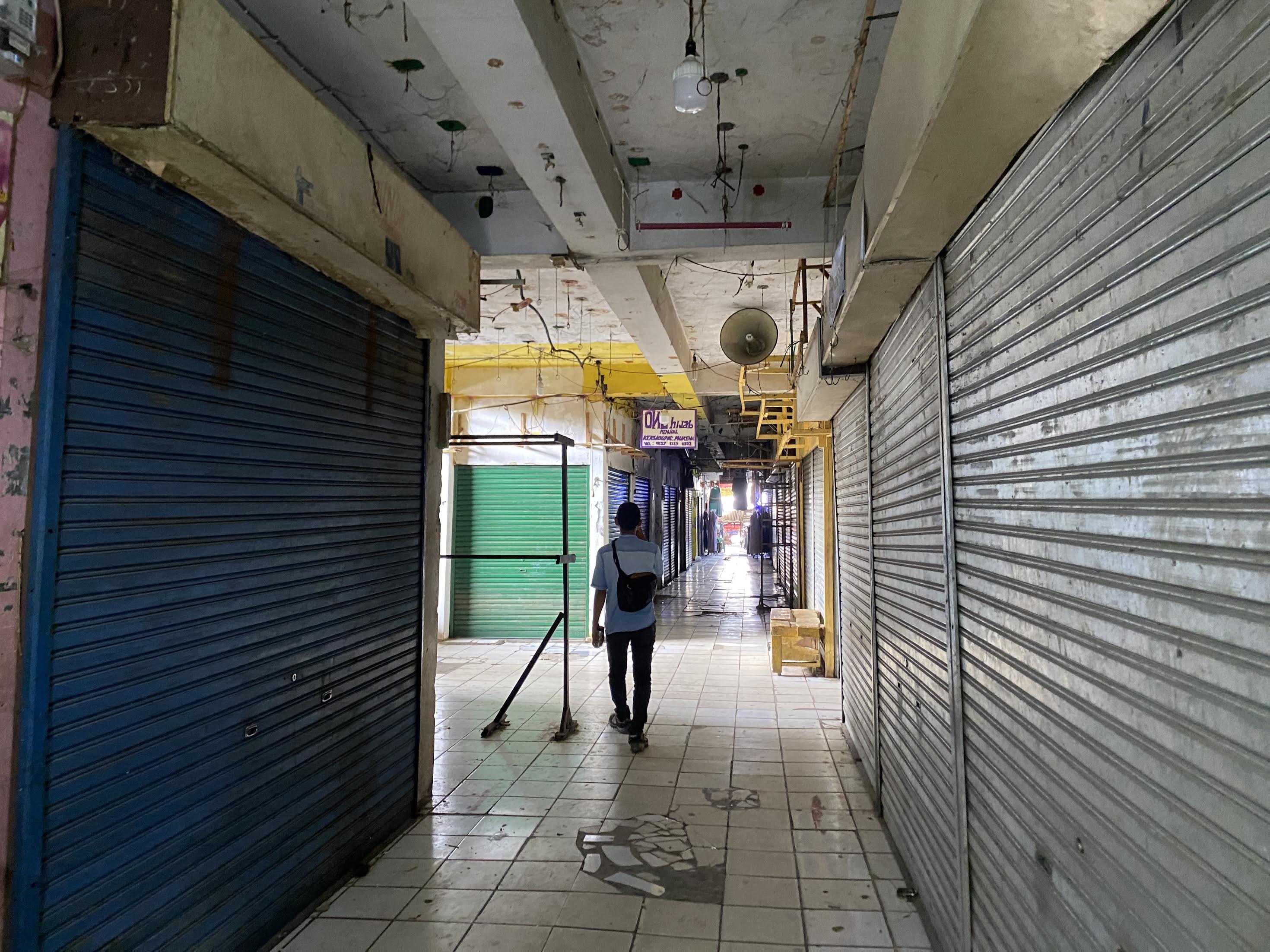 KIOS TUTUP. Kondisi kios-kios di Pasar Badak Pandeglang, terpantau banyak yang tutup dan sepi aktivitas pembeli, beberapa waktu lalu.