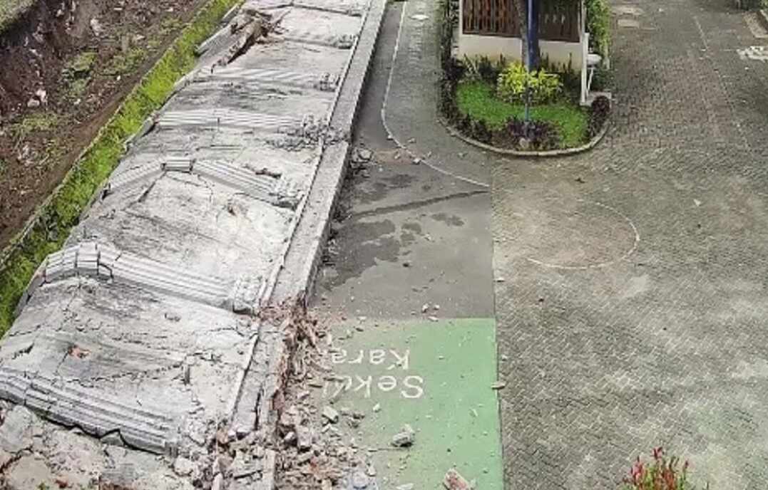 Tembok setinggi 5.3 meter roboh menimpa fasilitas di SMP 182. Foto : Ist