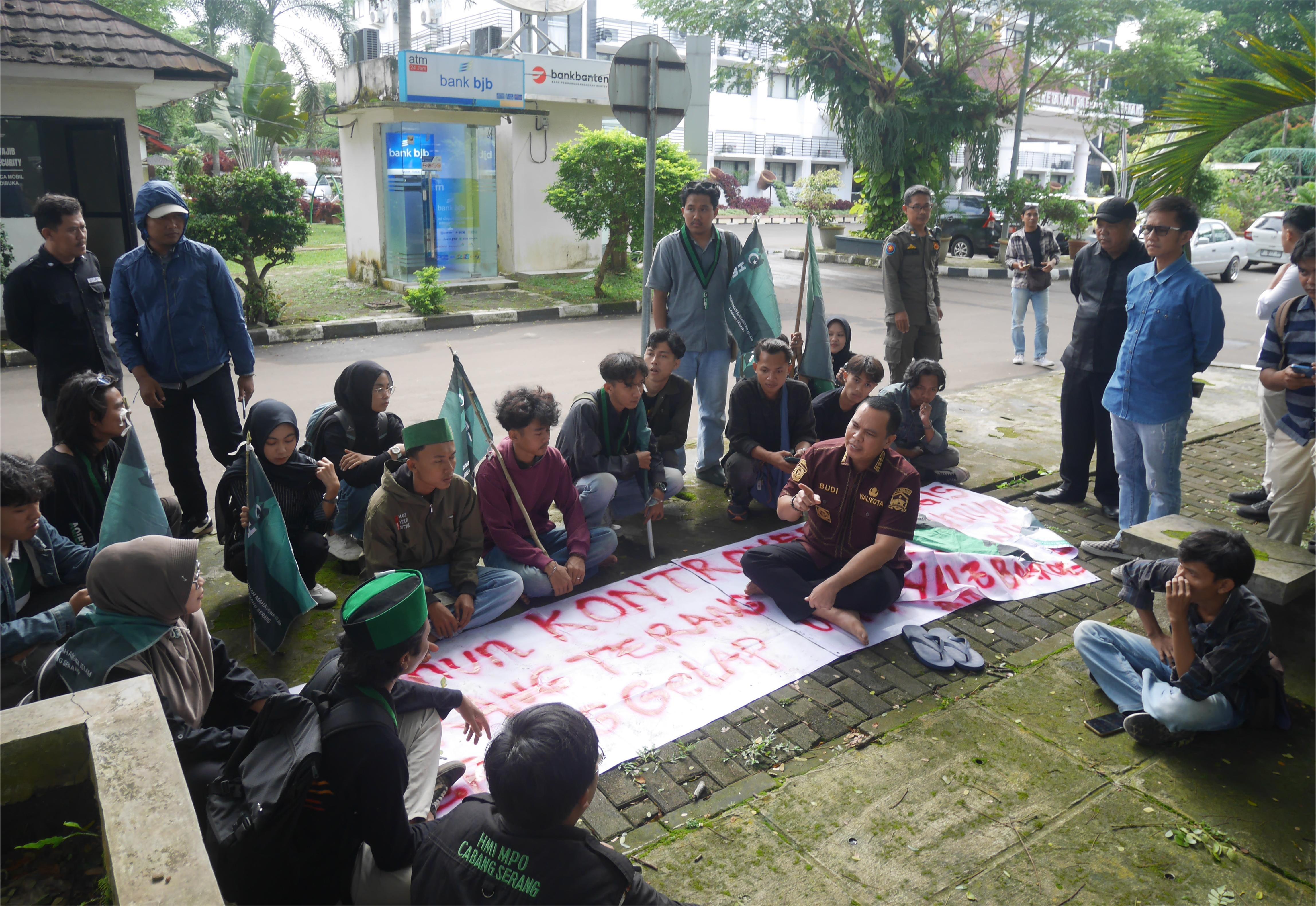 Wali Kota Serang, Budi Rustandi duduk bersama mahasiswa mendengarkan aspirasi dan kritik, Jumat (27/2/2026).(Ari Supriadi/tangselpos.id)