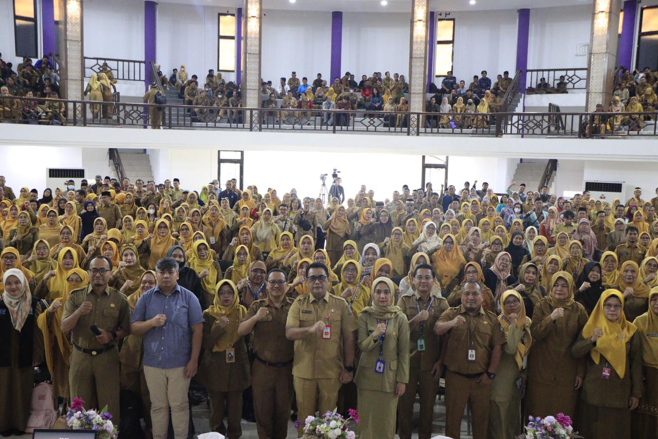 Kepala Dinas Pendidikan (Disdik) Kabupaten Tangerang, Dadan Gandana  berfoto bersama usai membuka acara Sosialisasi Pelaksanaan Tes Kemampuan Akademik (TKA) Jenjang Sekolah Dasar (SD) Tahun 2026, di Aula Kitri Bakti, Selasa (24/2).