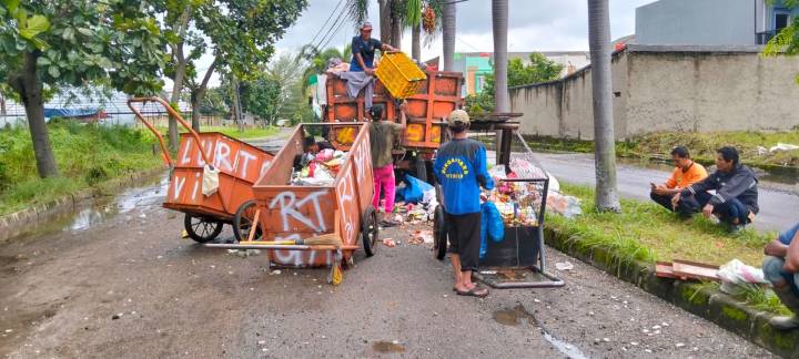 Petugas kebersihan Kecamatan Benda melakukan pembersihan TPS liar secara permanen, di wilayah Kecamatan Benda, Kota Tangerang, Jumat (30/1).