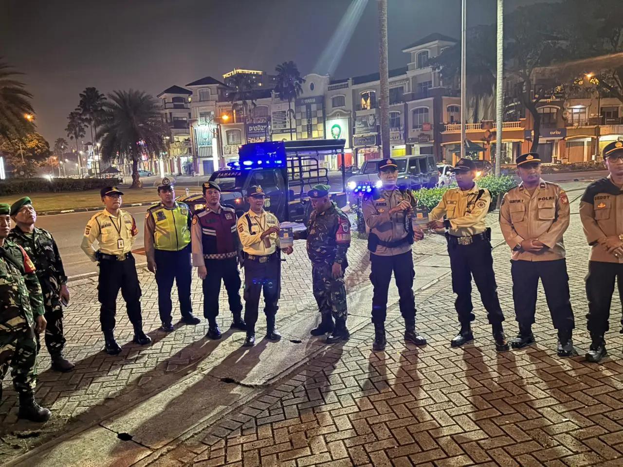 Polres Tangerang Selatan bersama TNI melaksanakan patroli mobile pada malam hari, Rabu (11/2).