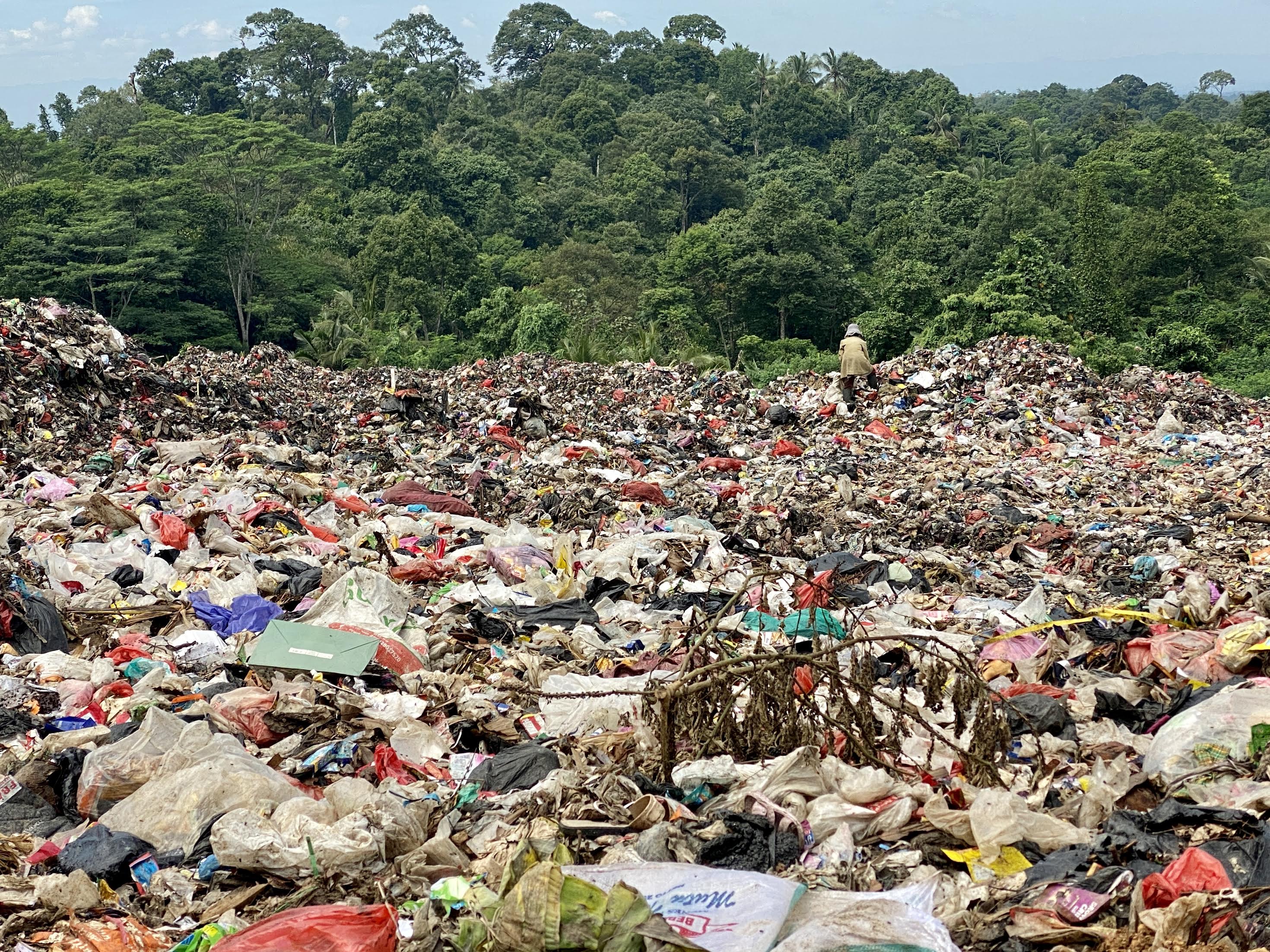SAMPAH. Kondisi tumpukan sampah yang ada di TPA Bangkonol, Desa Bangkonol, Kecamatan Koroncong, Kabupaten Pandeglang, beberapa waktu lalu.