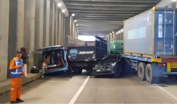 Tujuh kendaraan terjadi di Tol Jagorawi arah Jakarta, tepatnya di Km 47B underpass Ciawi, Bogor Timur. Foto: Ist