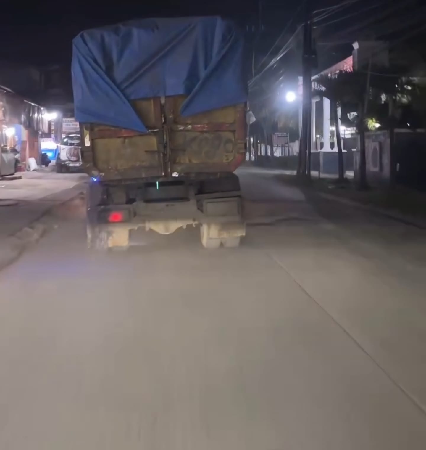 Truk pengangkut sampah ilegal yang diprotes oleh warga Bogor.