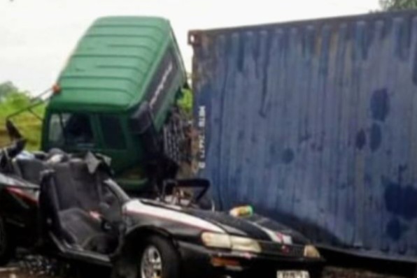 Truk kontainer terguling dan menghantan 3 mobil dan menewaskan 3 orang di Ksrawang Timur. Foto : Isy