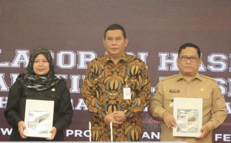 TERIMA LHP. Wabup Lebak Amir Hamzah bersama Ketua DPRD Lebak, sedang foto bersama dengan pihak BPK RI Perwakilan Banten, usai menerima dokumen LHP BPK RI, di Aula BPK RI Perwakilan Banten, Senin (23/2).