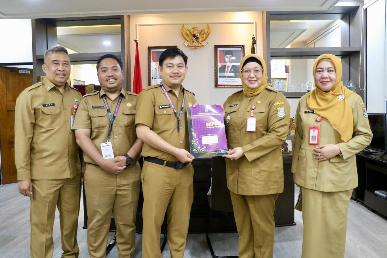 Wakil Bupati (Wabup) Tangerang, Intan Nurul Hikmah, menyerahan secara simbolis Surat Keputusan (SK) Kenaikan Pangkat sebanyak 334 Pegawai Negeri Sipil Periode Maret 2026, di Ruang Kerja Wakil Bupati Tangerang pada Senin (9/2).