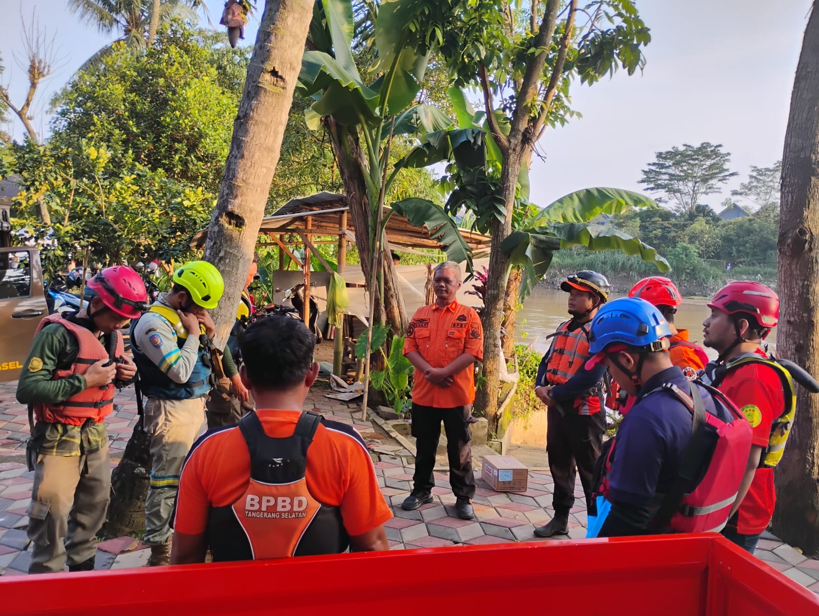 BPBD Tangsel dan tim SAR Gabungan saat mencari korban tenggelam di sungai Cisadane