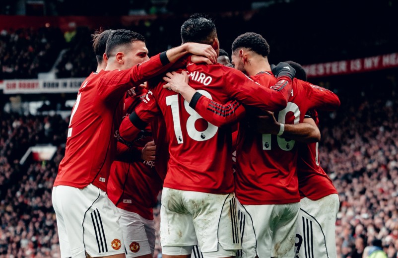 Sekebrasi MU usai bermain imbang 1-1 West Ham United. Foto : Ist