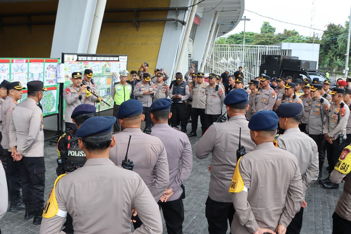 Aparat Kepolisian melakukan pengamanan di Area GBK dalam rangka pertangdingan Timnas vs Saint Kitts & Nevis Jumat (27/3/2026). Foto : Ist