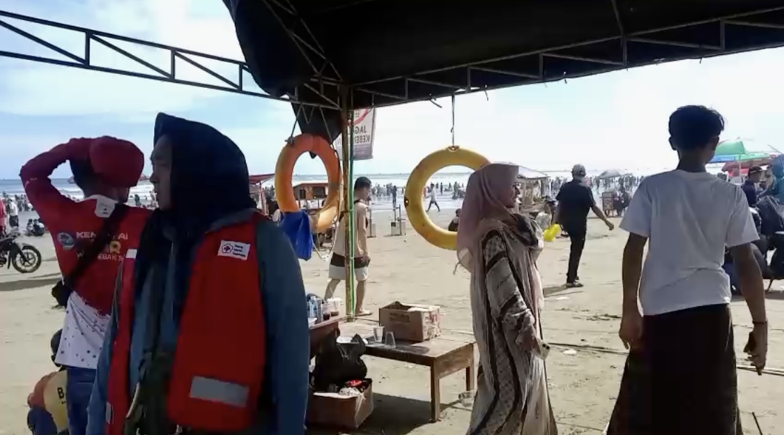 Pihak relawan BPBD Malimping di Pos Jaga sedang menerima laporan dari salah seorang anggota keluarga bahwa anaknya hilang, saat bermain di pantai Bagedur, Kecamatan Malimping, Kabupaten Lebak, Selasa (24/3).