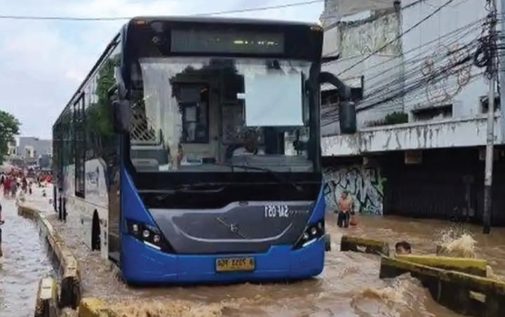 Transjakarta terdampak genangan air pada Minggu (8/3/2026). Foto : Ist