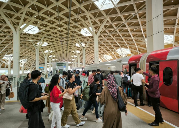 Antrian penumpang Whoosh di Stasiun Halim. Foto : Ist