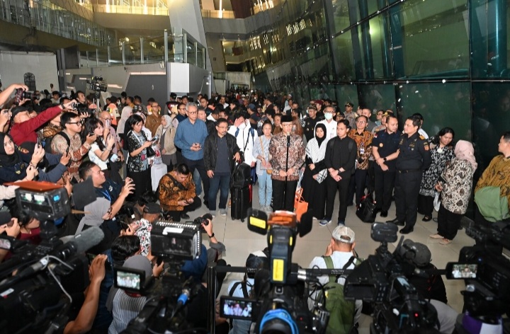 Menlu Sugiono saat menyambut 22 WNI dari Iran di Bandara Internasional Soekarno-Hatta, Tangerang, Banten. Foto : Bakom RI