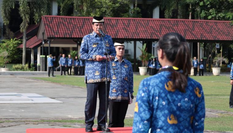 Bupati Tangerang, Moch. Maesyal Rasyid, terlihat sedang melantik dan mengambil sumpah atau janji sebanyak 472 Calon Pegawai Negeri Sipil (CPNS) menjadi Pegawai Negeri Sipil (PNS) Kabupaten Tangerang formasi Tahun Anggaran 2024.
