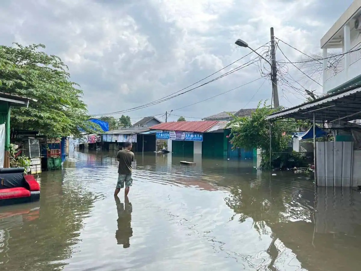 Kondisi sebagian wilayah Kecamatan Periuk, Kota Tangerang yang masih tergenang banjir.