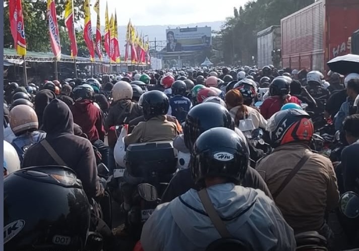 Ribuan pengendara motor yang hendak menyeberang melalui Gilimanuk. Foto : Ist