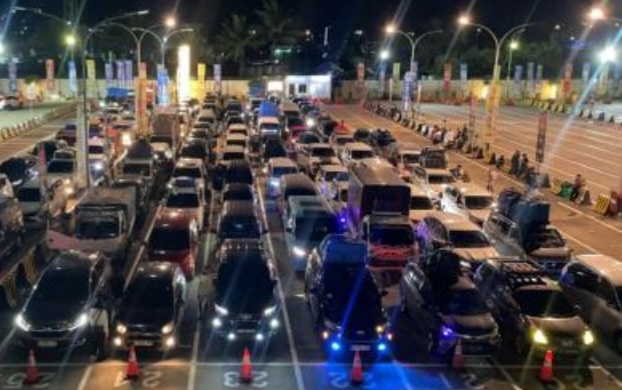 Antrean mobil pemudik yang akan menyeberang ke Pulau Sumatera dari Pelabuhan Merak. Foto : Ist