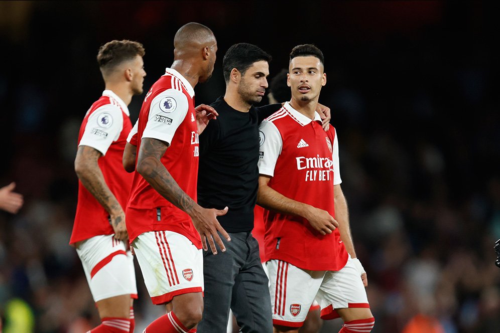 Pelatih Arsenal Arteta dsn skuad Arsenal. Foto : Ist