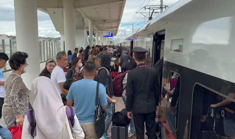 Suasana penumpang Whoosh arus balik lebaran. Foto : Ist