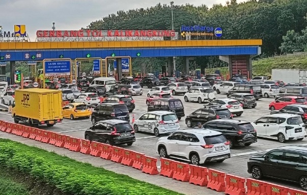 Kepadatan abtrian kendaraan pemudik di pintu tol Semarang. Foto : Ist