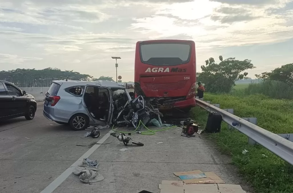 Tabrakan mobil dan bus di Tol Pemalang yang menelan 4 korban jiwa. Foto : Ist
