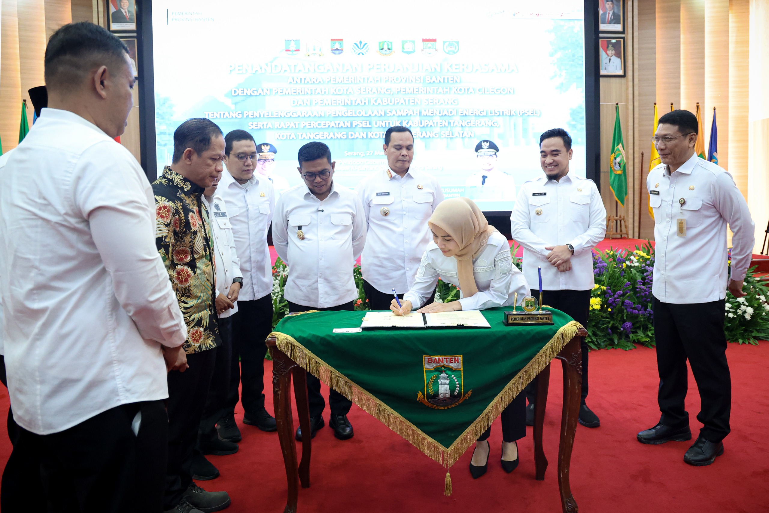 Gubernur Andra Soni dan Menteri Lingkungan Hidup, Hanif Faisol Nurofiq saat menyaksikan penandatanganan pengembangan PSEL. Foto : Ist