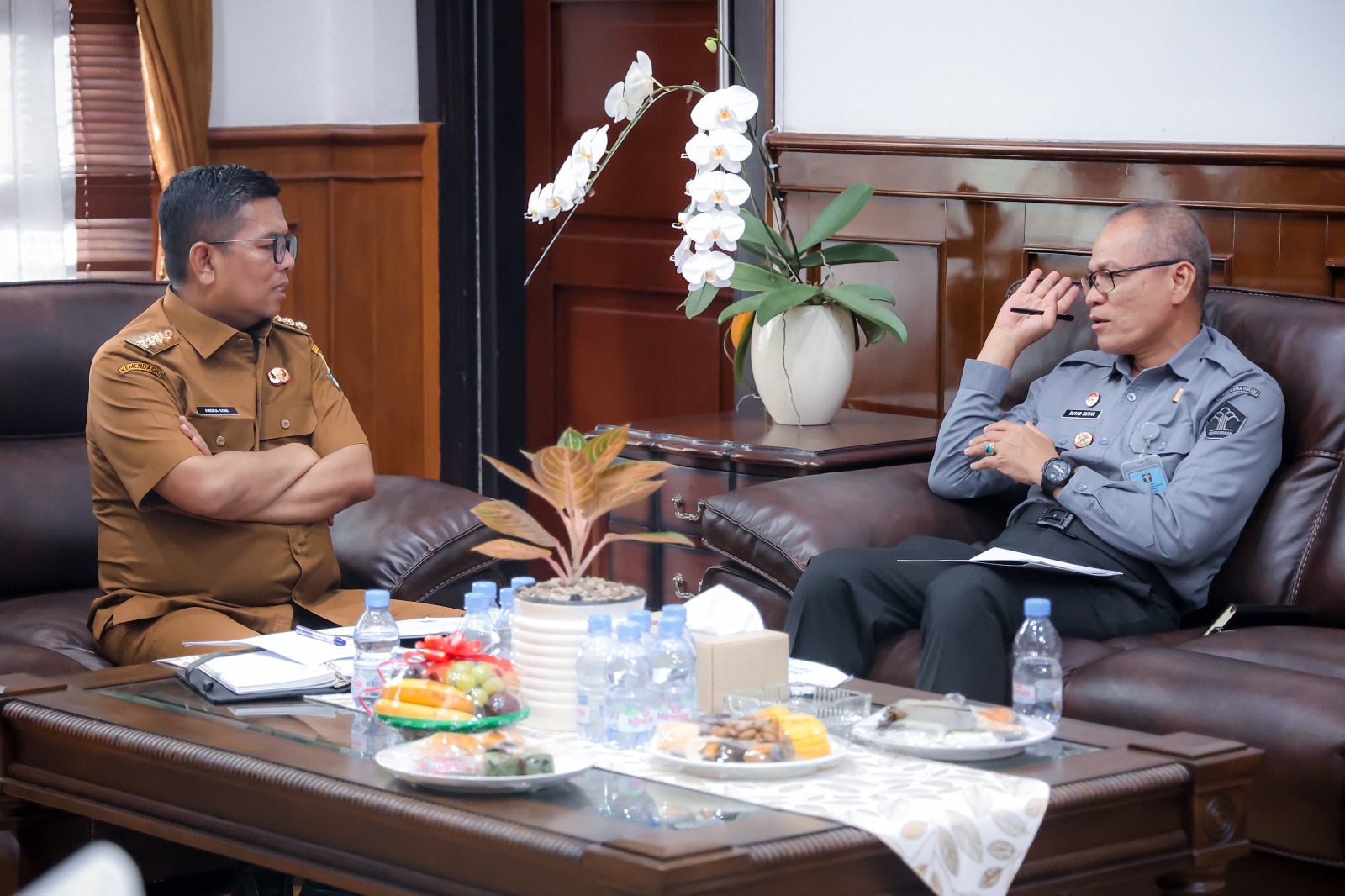 Gubernur Andra Soni dan Kepala Kantor Wilayah Kementerian Hukum Banten, Pagar Butar Butar. Foto : Humas Pemprov