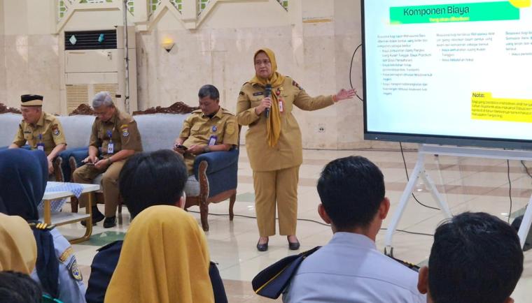 Asisten Daerah Bidang Pemerintahan dan Kesejahteraan Rakyat Kabupaten Tangerang, Prima Saras Puspa tengah melakukan sosialisasi program Beasiswa Tangerang Gemilang 2026 di Aula Masjid Al-Amjad, Tigaraksa, Senin (9/3).