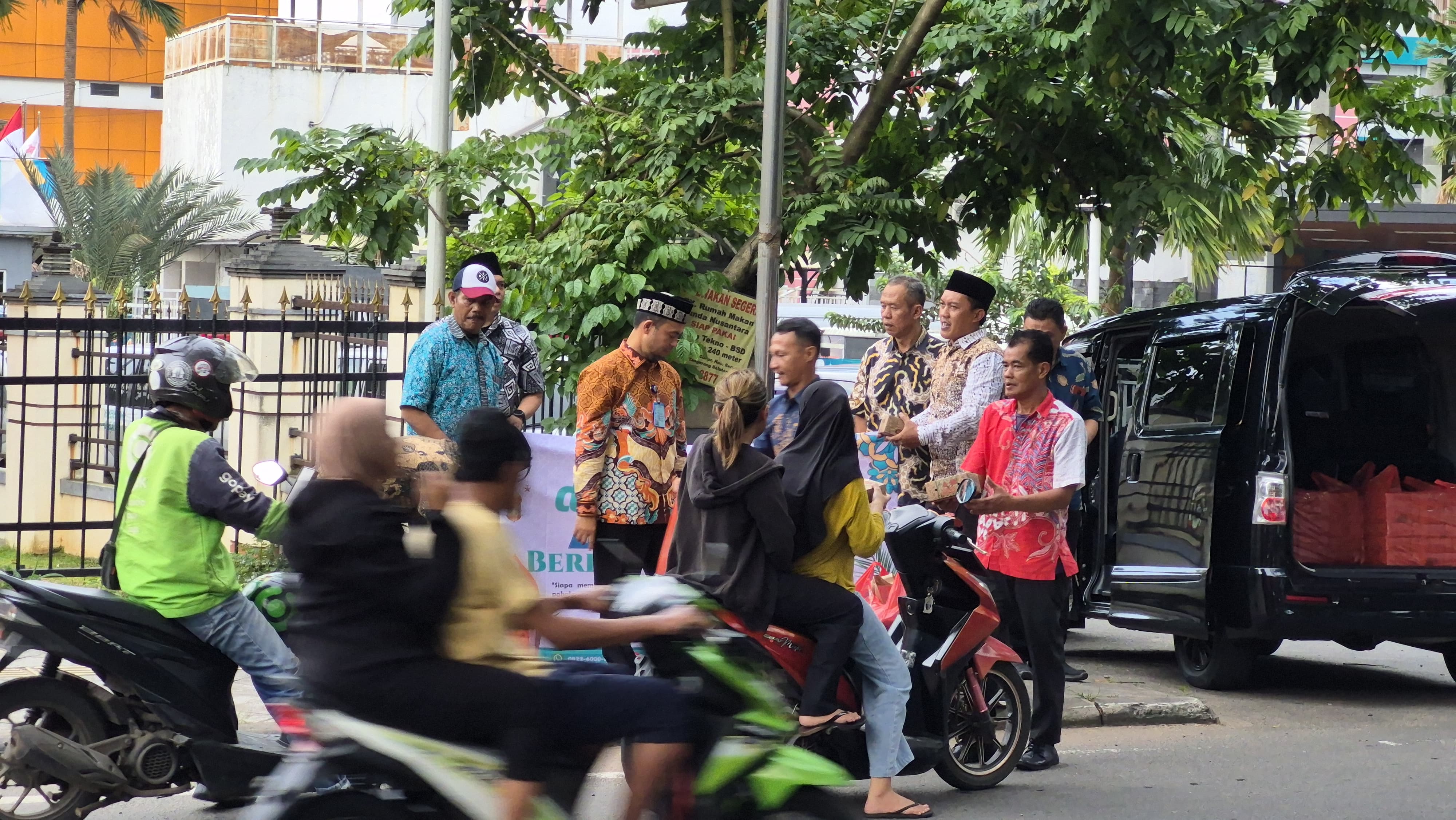 Dinas Penanaman Modal dan Pelayanan Terpadu Satu Pintu (DPMPTSP) Kota Tangerang Selatan (Tangsel) dengan membagikan ribuan paket takjil kepada masyarakat.?(tangselpos.id/rmn)