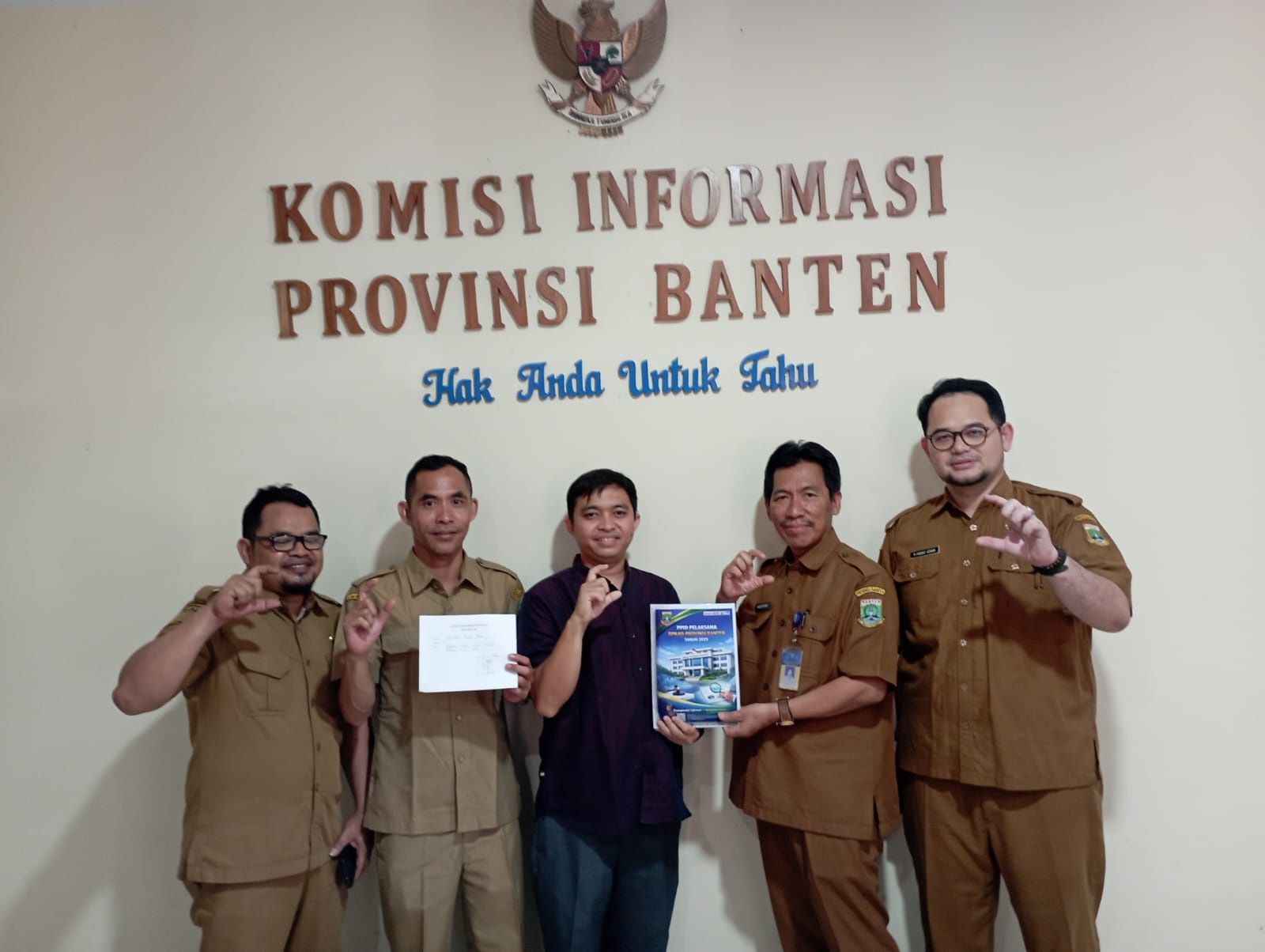 BPKAD Banten menyerahkan LLIP ke Komisi Informasi Banten di Kota Serang, Selasa (31/3/26).(Istimewa)
