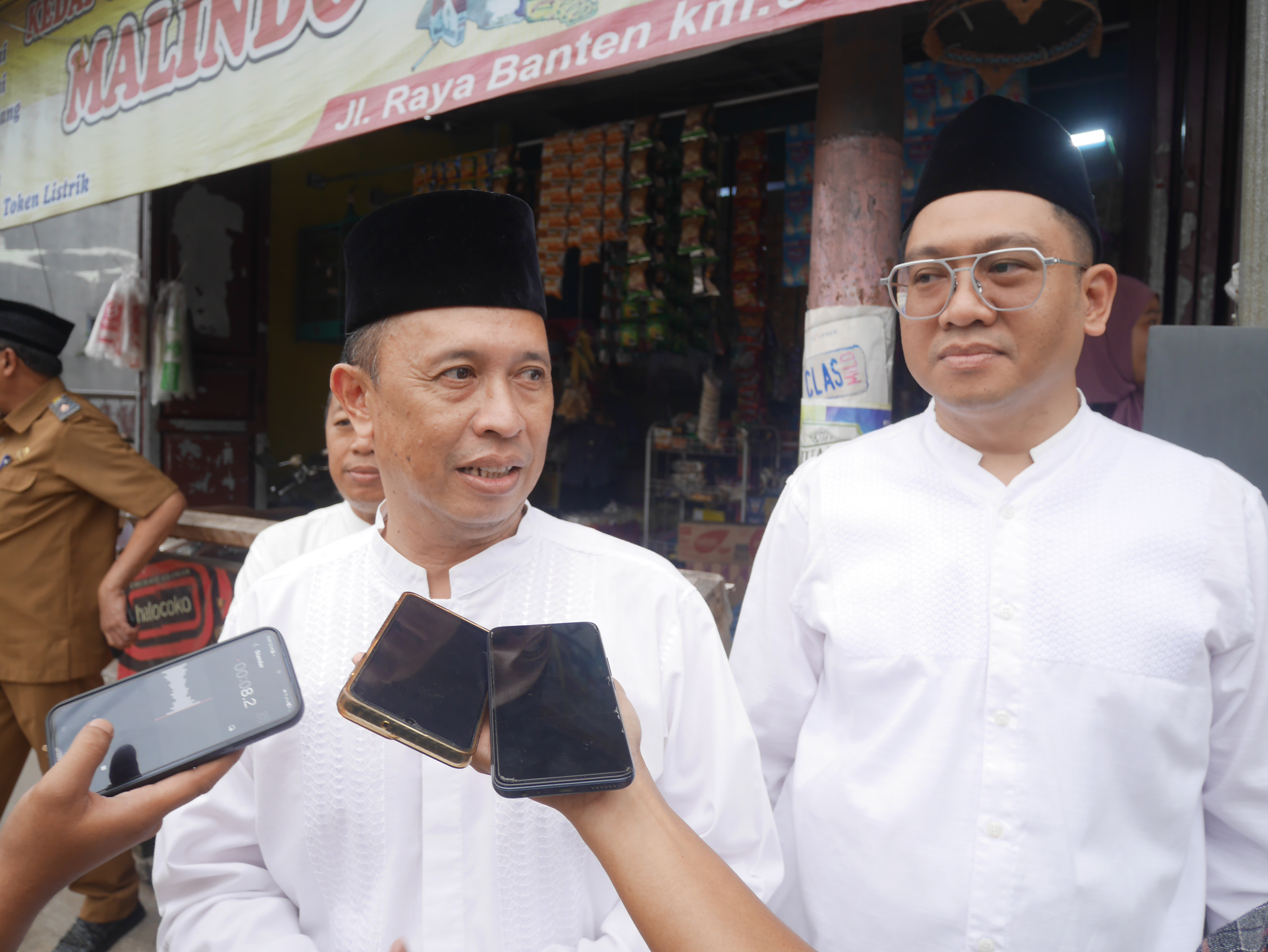 Kepala BPKAD Kota Serang, Imam Rana Hardiana didampingi Sekretaris, Yusup Suprato, usai menghadiri Safari Ramadan di Kampung Sukabela, Kelurahan Kasemen, Kecamatan Kasemen, Senin (2/3/2026).(Ari Supriadi/tangselpso.id)